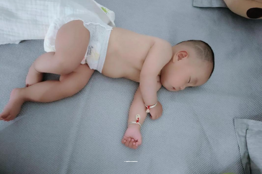琼海两个月宝宝肚子胀气